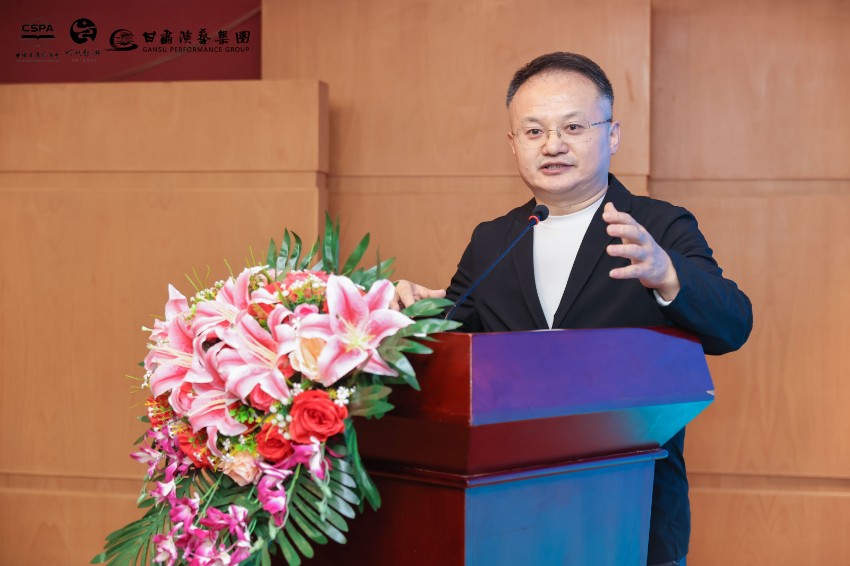 主持人黄俭教授.jpg